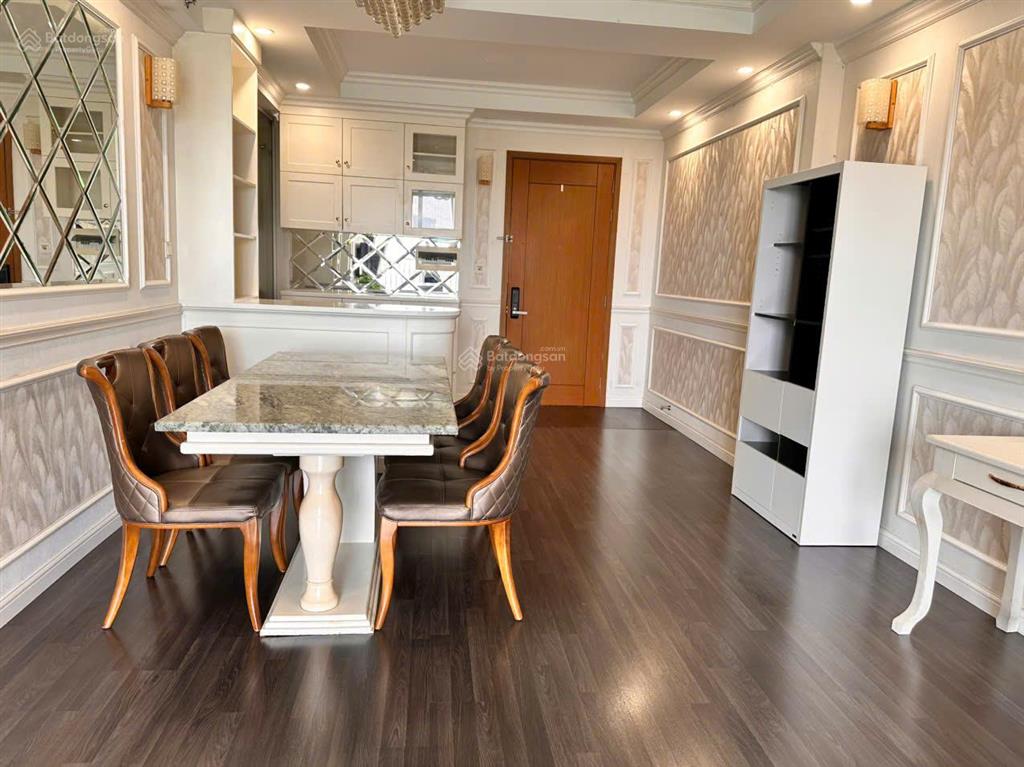 Bán căn 3 phòng ngủ có nội thất lầu cao gọi tú  0706 334 ***