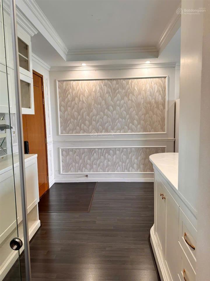 Bán căn 3 phòng ngủ có nội thất lầu cao gọi tú  0706 334 ***