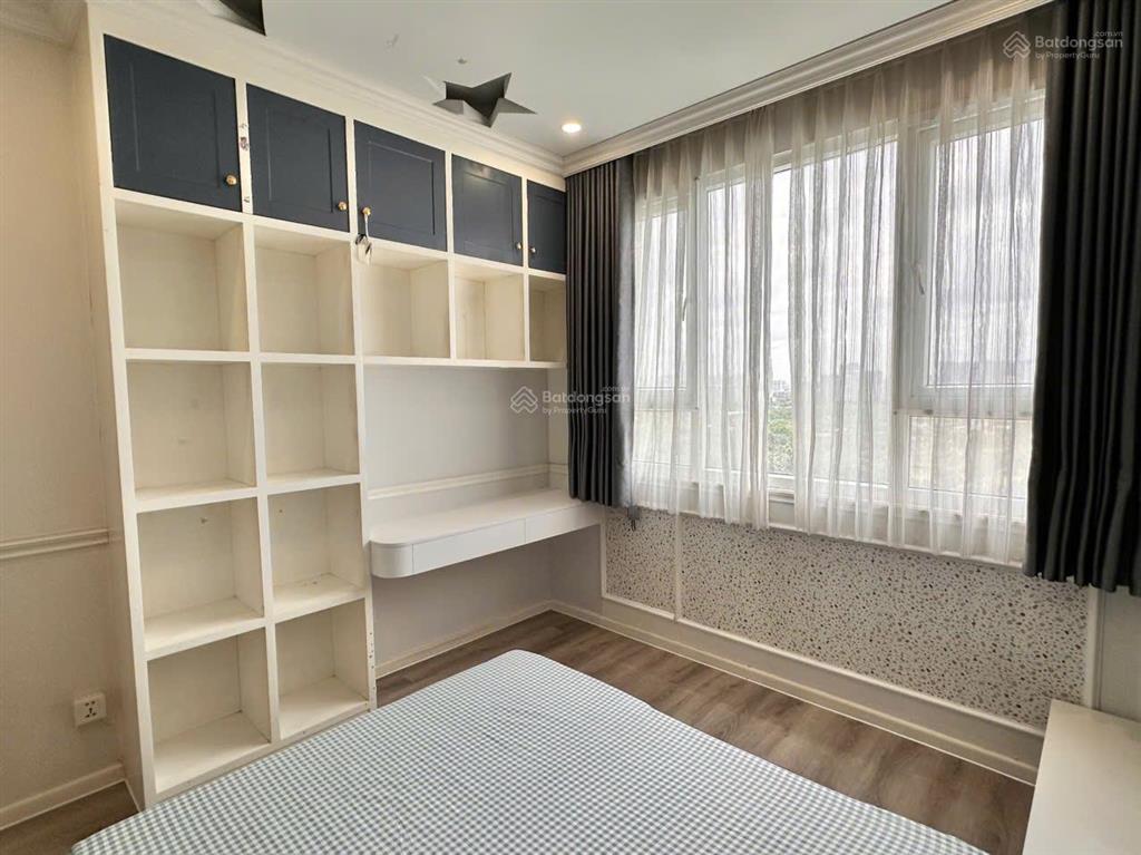 Bán căn 3 phòng ngủ có nội thất lầu cao gọi tú  0706 334 ***