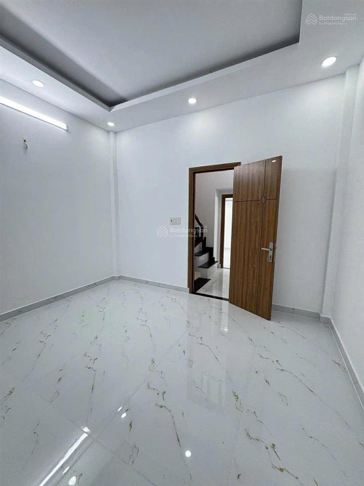 Giảm 300tr  còn 4.55 tỷ nhà đẹp giáp tên lửa  3pn  đường ôtô thông dt 40m2
sổ hồng riêng