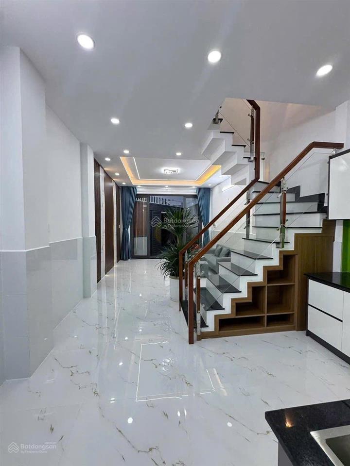 Giảm 300tr  còn 4.55 tỷ nhà đẹp giáp tên lửa  3pn  đường ôtô thông dt 40m2
sổ hồng riêng