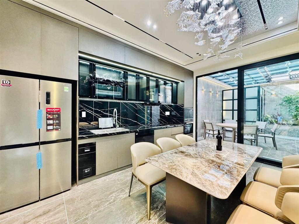 Trung tâm phú nhuận, diện tích lớn 80m2, giá 3 tỷ 350tr thuê 27tr/th, khách xem là muốn xuống tiền