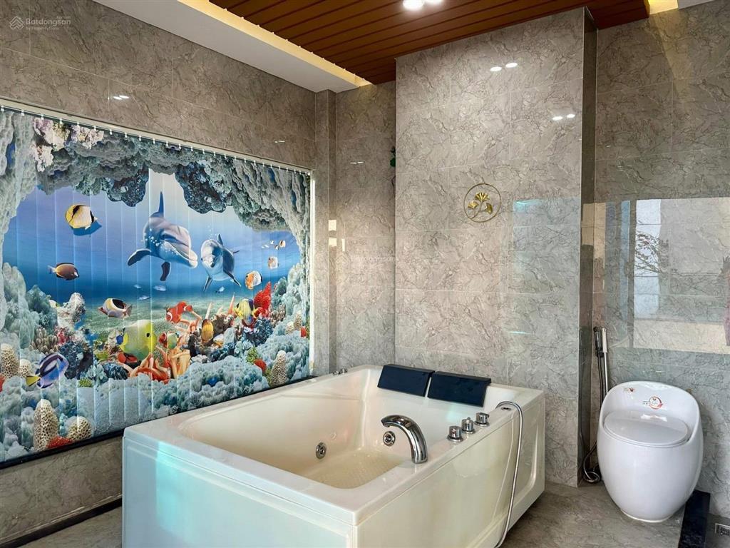 Bán nhà 3 tầng 2 mặt tiền đường lớn đối diện công viên vị trí đắc địa tại hòa xuân giá 8tỷ9