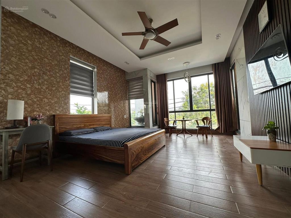 Bán nhà 3 tầng 2 mặt tiền đường lớn đối diện công viên vị trí đắc địa tại hòa xuân giá 8tỷ9