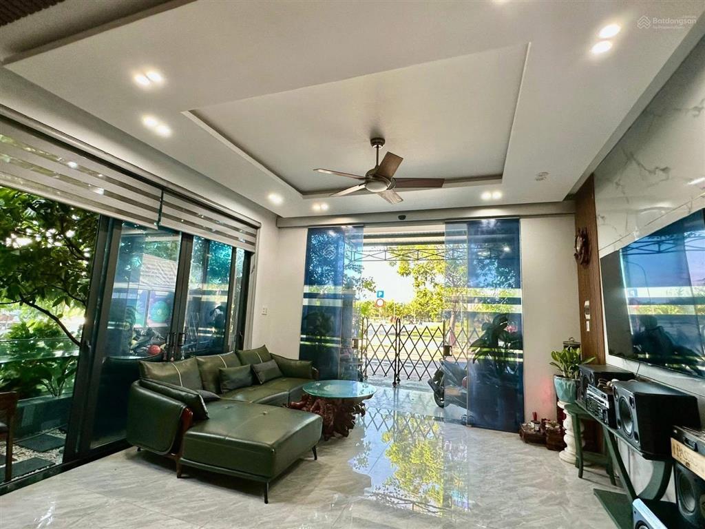 Bán nhà 3 tầng 2 mặt tiền đường lớn đối diện công viên vị trí đắc địa tại hòa xuân giá 8tỷ9
