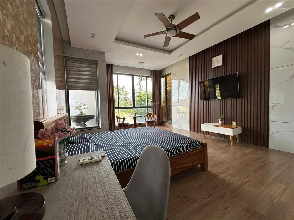 Bán nhà 3 tầng 2 mặt tiền đường lớn đối diện công viên vị trí đắc địa tại hòa xuân giá 8tỷ9