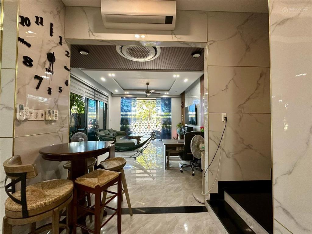 Bán nhà 3 tầng 2 mặt tiền đường lớn đối diện công viên vị trí đắc địa tại hòa xuân giá 8tỷ9