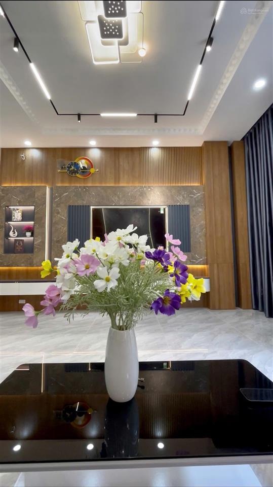 Nhà mới 61m2 ngang 5.5m cực rộng 3 tầng 4 phòng ngủ