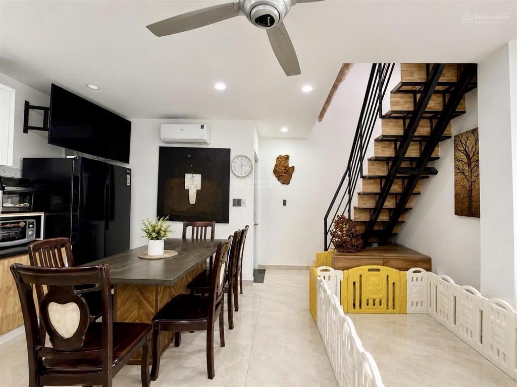 Bán nhà ngã 5 chuồng chó  diện tích lớn giá rẻ
