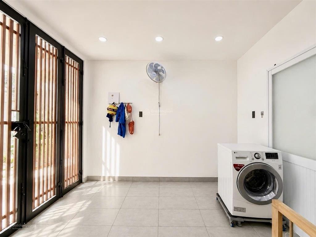 Bán nhà ngã 5 chuồng chó  diện tích lớn giá rẻ