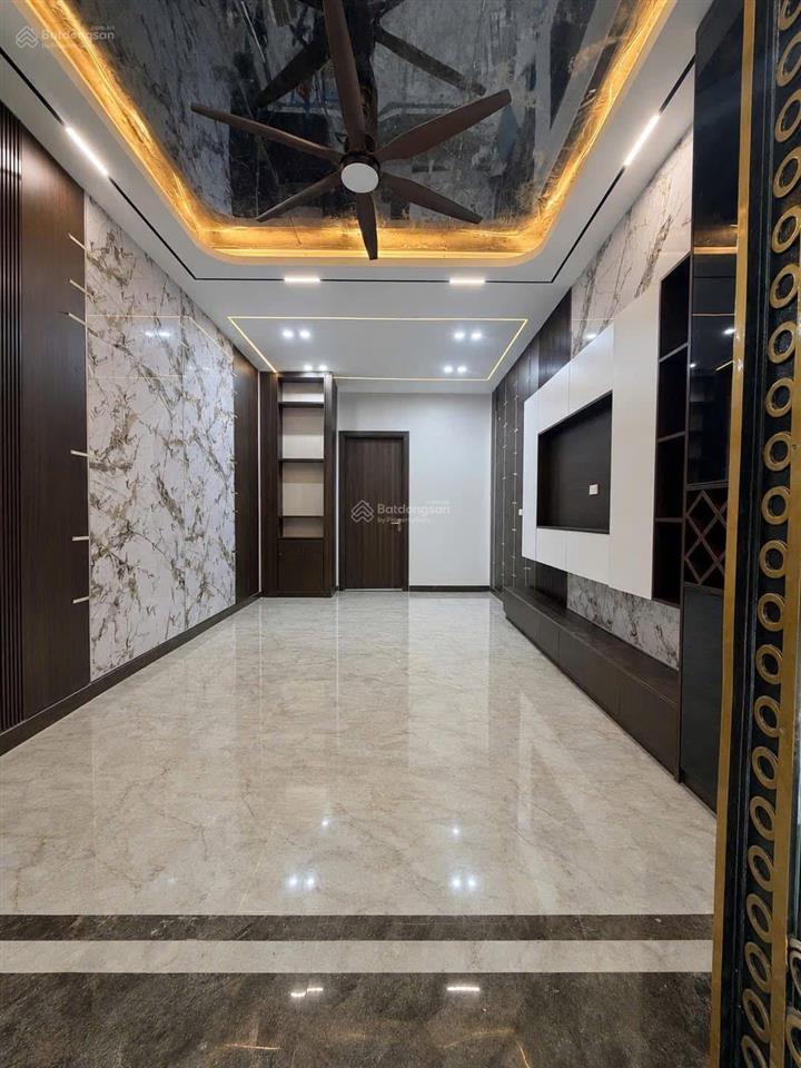 Bán nhà trần quốc hoàn, quận cầu giấy, 35m2 x 6 tầng, thang máy, ô tô vào nhà, giá 17,5 tỷ