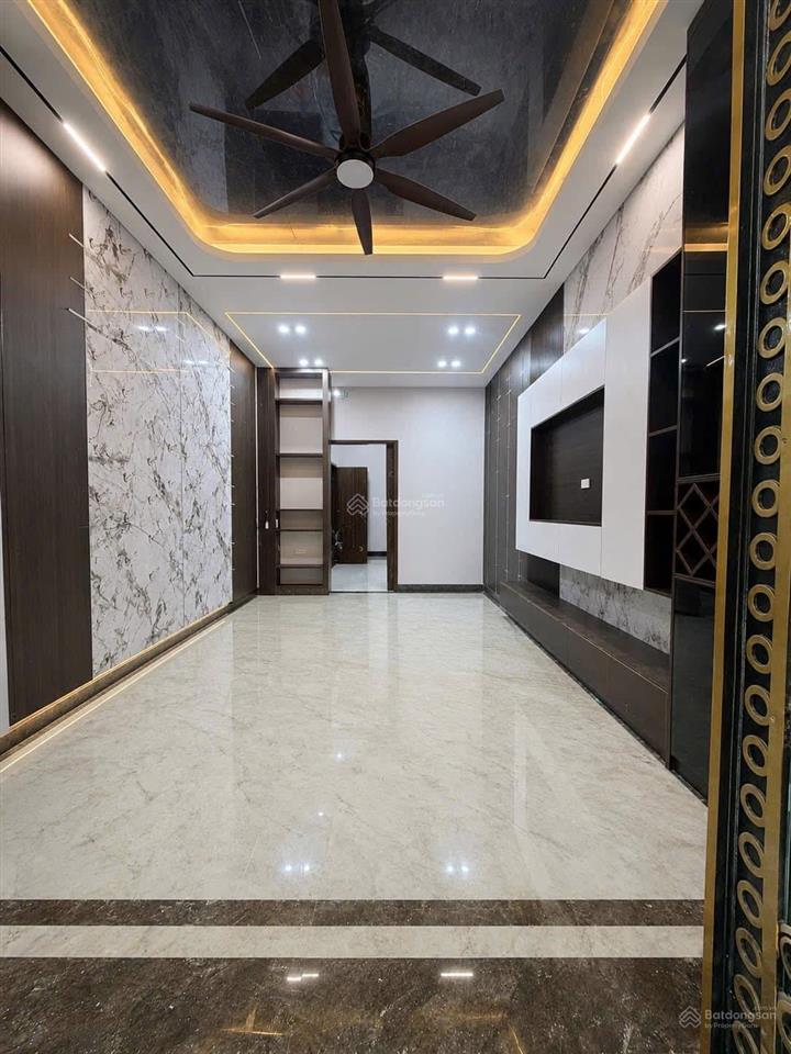 Bán nhà trần quốc hoàn, quận cầu giấy, 35m2 x 6 tầng, thang máy, ô tô vào nhà, giá 17,5 tỷ