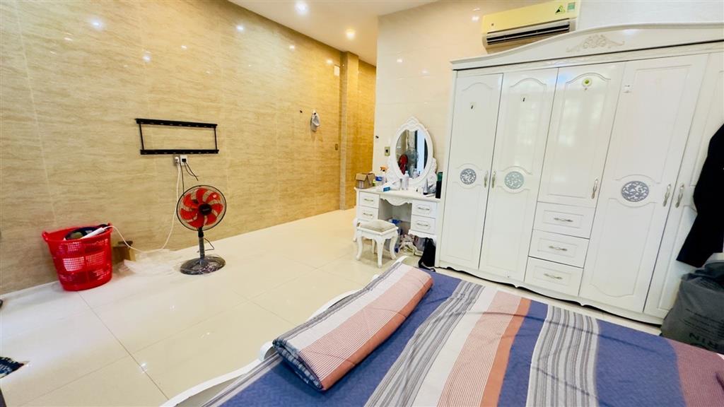Bán nhà mặt phố Nguyễn Xí 125m², gần Lý Thái Tông, giá 8,9 tỷ