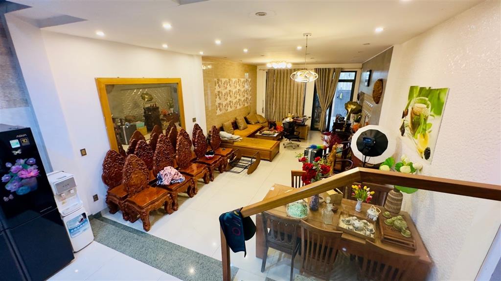 Bán nhà mặt phố Nguyễn Xí 125m², gần Lý Thái Tông, giá 8,9 tỷ