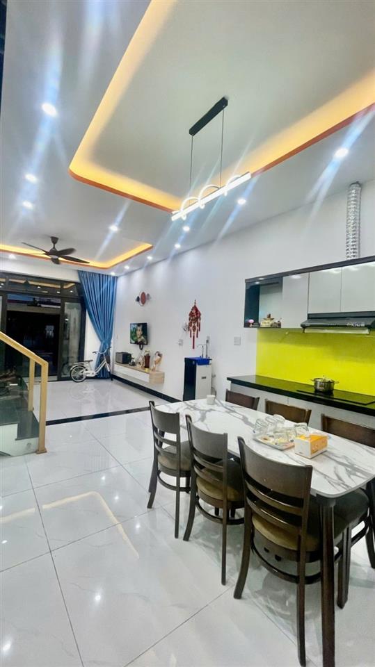 Bán nhà 2 tầng 2 mê Hoàng Minh Giám, Hòa Xuân, mới đẹp, giá 5,8 tỷ