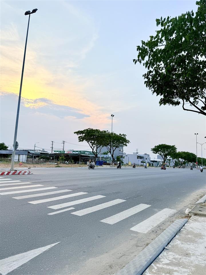 Lô ngoại giao võ chí công chỉ 4.5 tỷ giá gốc đã có sổ hạ tầng hoàn thiện dân cư đông