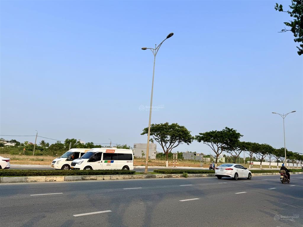 Lô ngoại giao võ chí công chỉ 4.5 tỷ giá gốc đã có sổ hạ tầng hoàn thiện dân cư đông