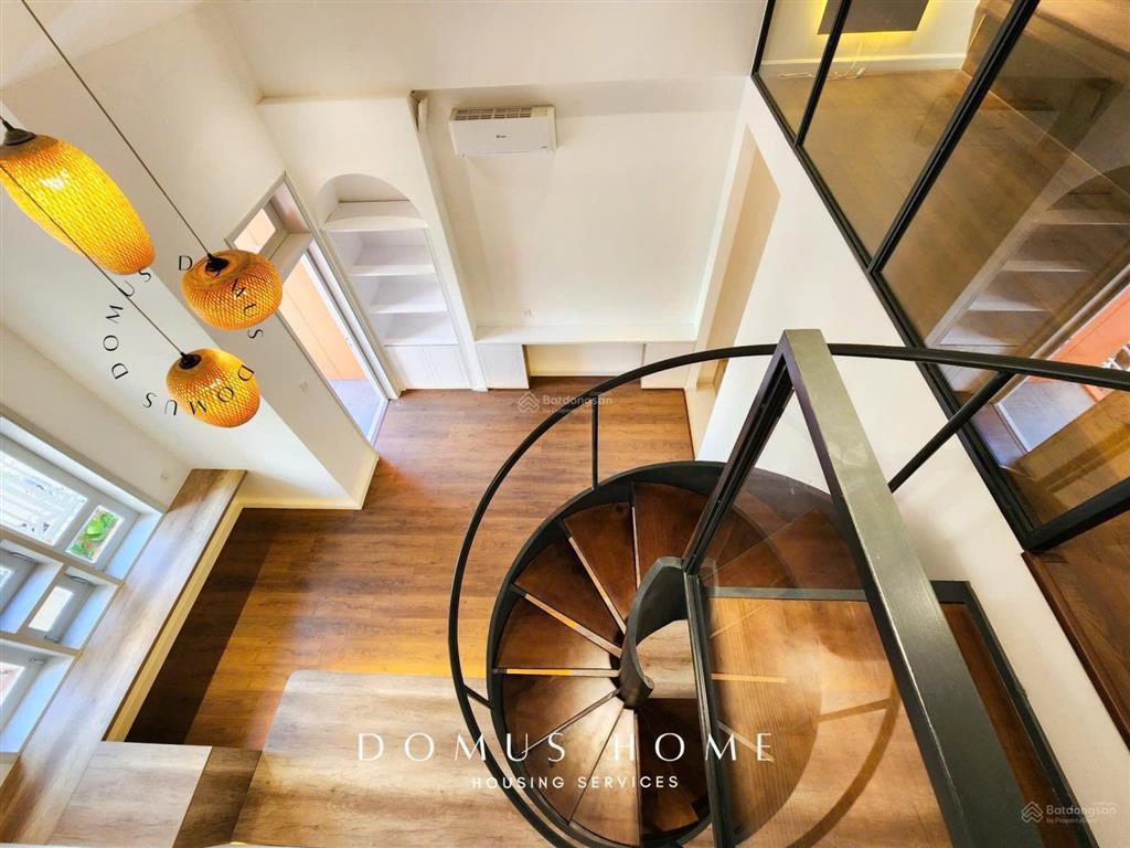 Siêu phẩm duplex trần cao ban công riêng view cửa sổ lớn
