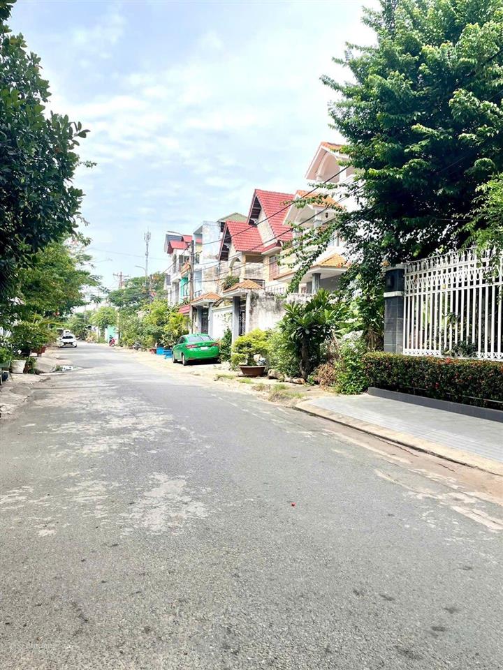 Ngay nút cao tốc phú hữu 5x18m, 3tầng, full nội thất,tương lai rất gần metro chỉ 9.95 tỷ.