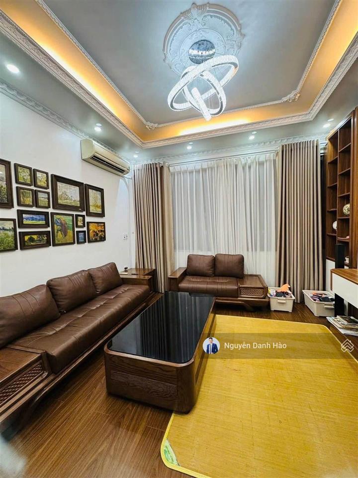 Bán nhà ngõ 61 hoàng cầu trên 10 tỷ oto cách vài mét, 50mx5 mặt tiền đẹp.
