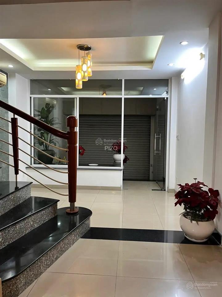 Cực hiếm bán nhà mặt tiền hoa hồng, phú nhuận  có hầm để xe  chỉ 23,8 tỷ