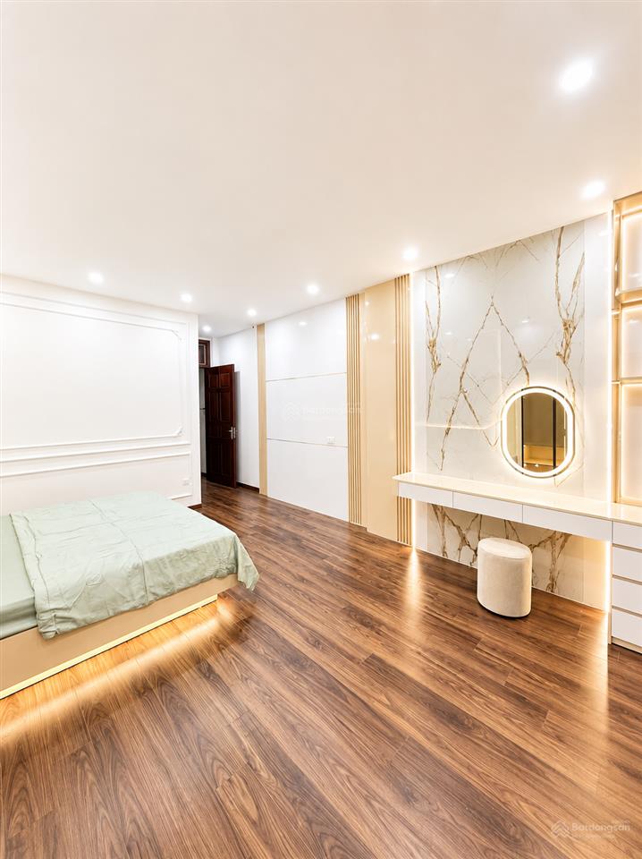 Mỹ đình  nhà đẹp ở luôn  40m  6 tầng  thang máy xịn  15m ra mặt phố ô tô tránh  cạnh bến xe