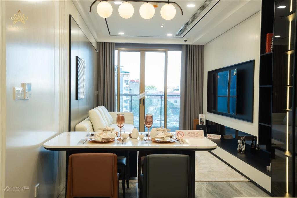 Chính chủ cần nhượng lại căn 2 ngủ tầng trung tại the queen 360 giải phóng chỉ 94 triệu/m2