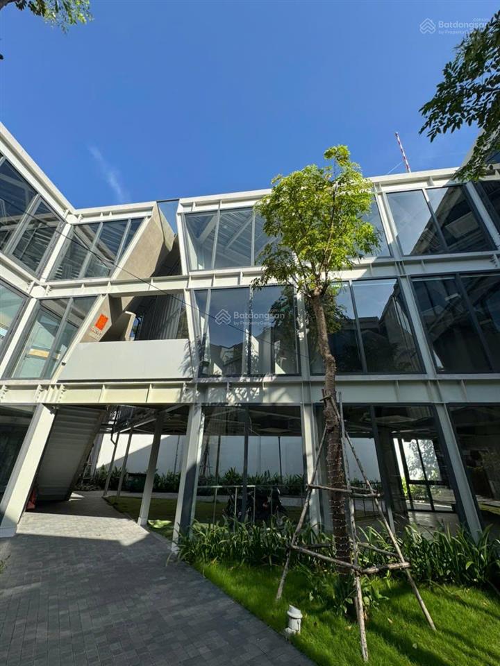 Tòa nhà mới xây 3 mặt tiền đạt chuẩn vp xanh tọa lạc ngay gần đường lê trọng tấn tân phú