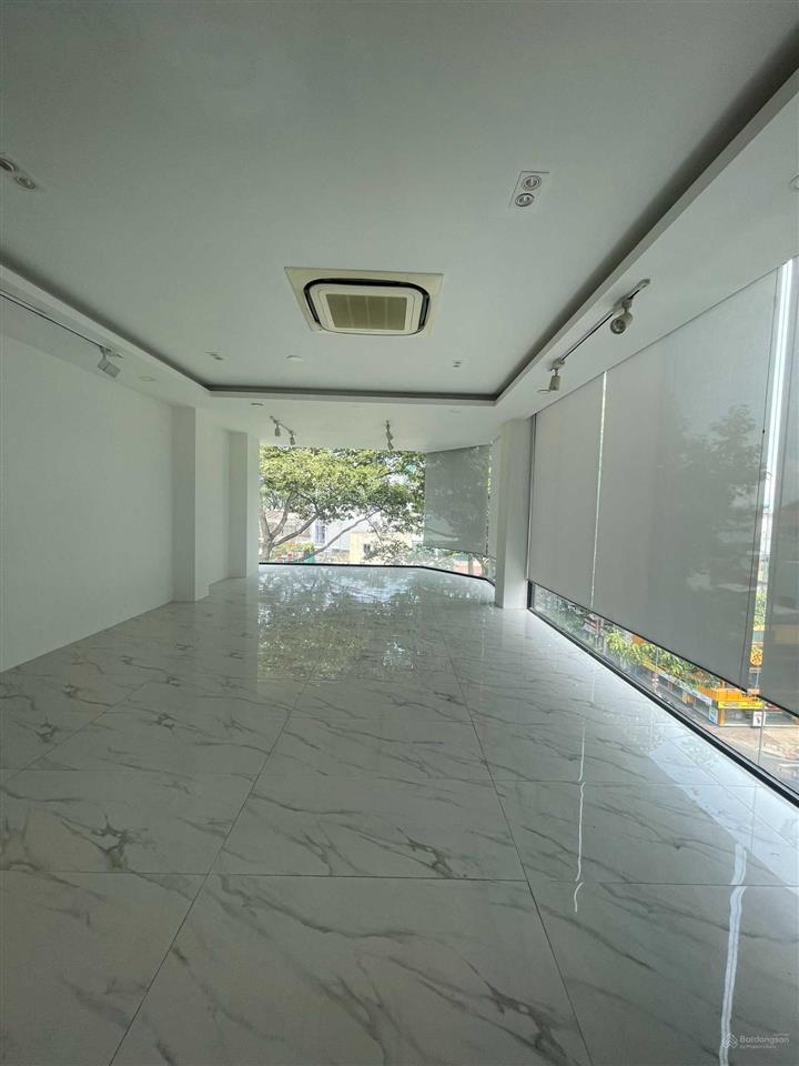 Tòa nhà mới góc nguyễn thị minh khai, quận 3  dt 7x20m, 7 tầng  giá 140 tr/th