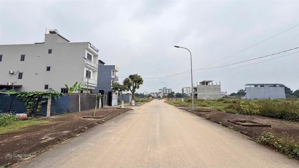 Bán gấp 100m full thổ cư giá 2.2 tỷ gần khu công nghệ cao và ga metro 5