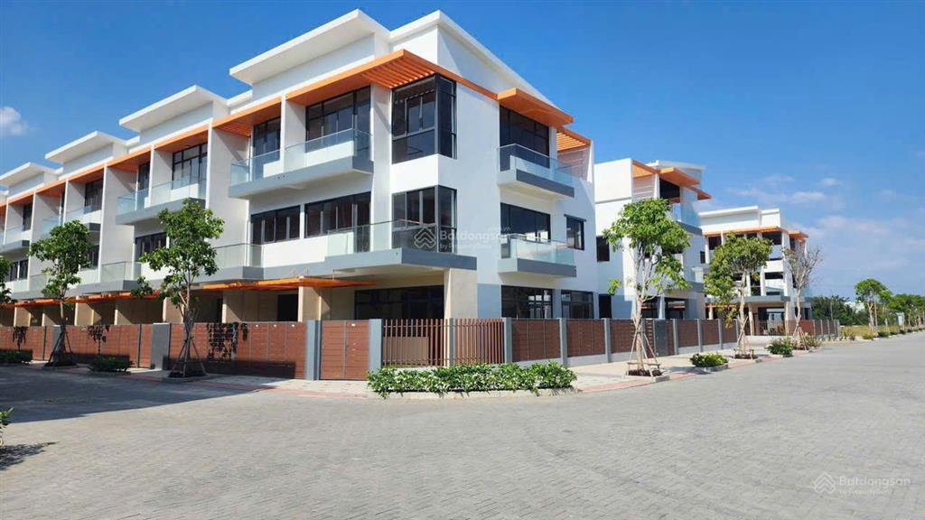 Nhà 3 tầng khu compound mt đường long hậu giá 4,28 tỷ (bao thuế phí hồ sơ)