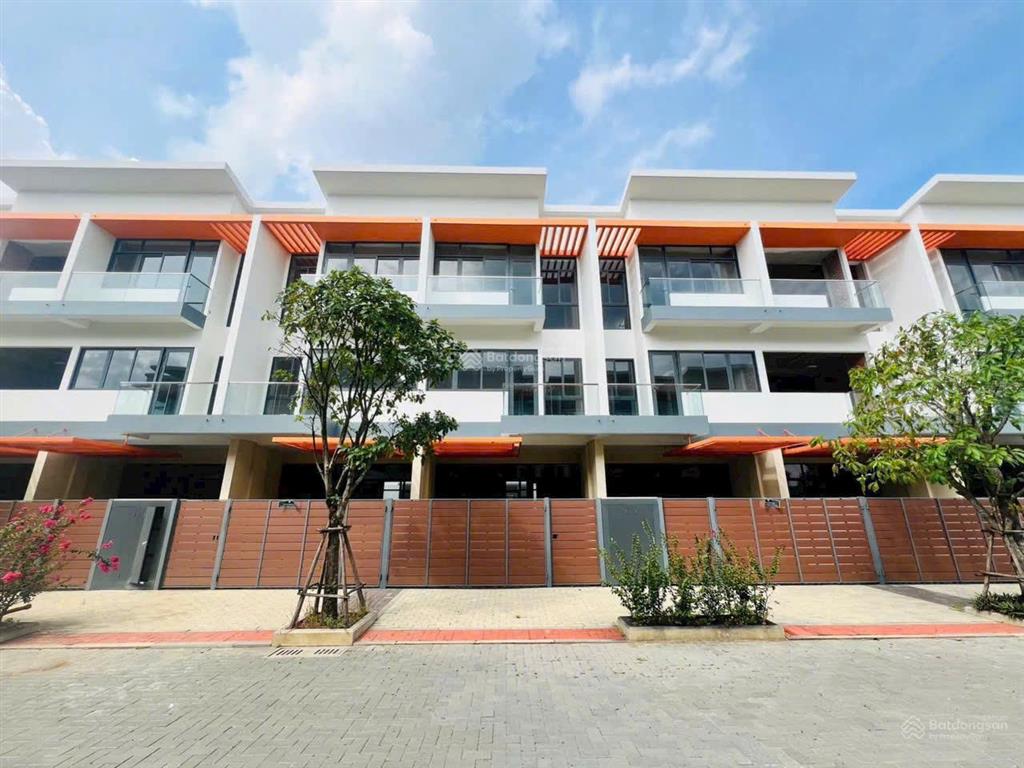 Nhà 3 tầng khu compound mt đường long hậu giá 4,28 tỷ (bao thuế phí hồ sơ)