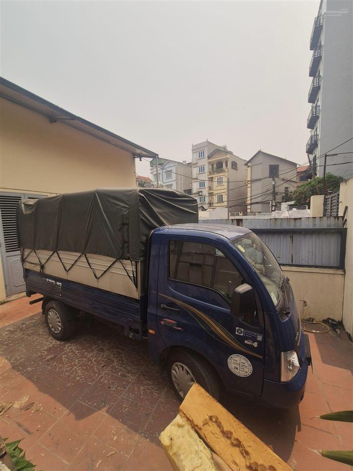 Đât vàng tây hô khu vực tiện ích và giá tăng bên vững theo thời gian trước nhà ô tô đánh võng.