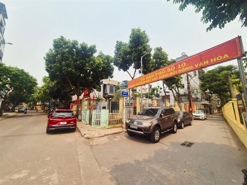 Đât vàng tây hô khu vực tiện ích và giá tăng bên vững theo thời gian trước nhà ô tô đánh võng.