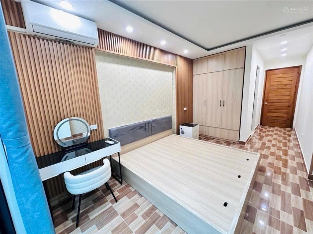 Lạc long quân 6 tầng thang máy  ngõ thông kinh doanh  ô tô 7 chỗ qua nhà.