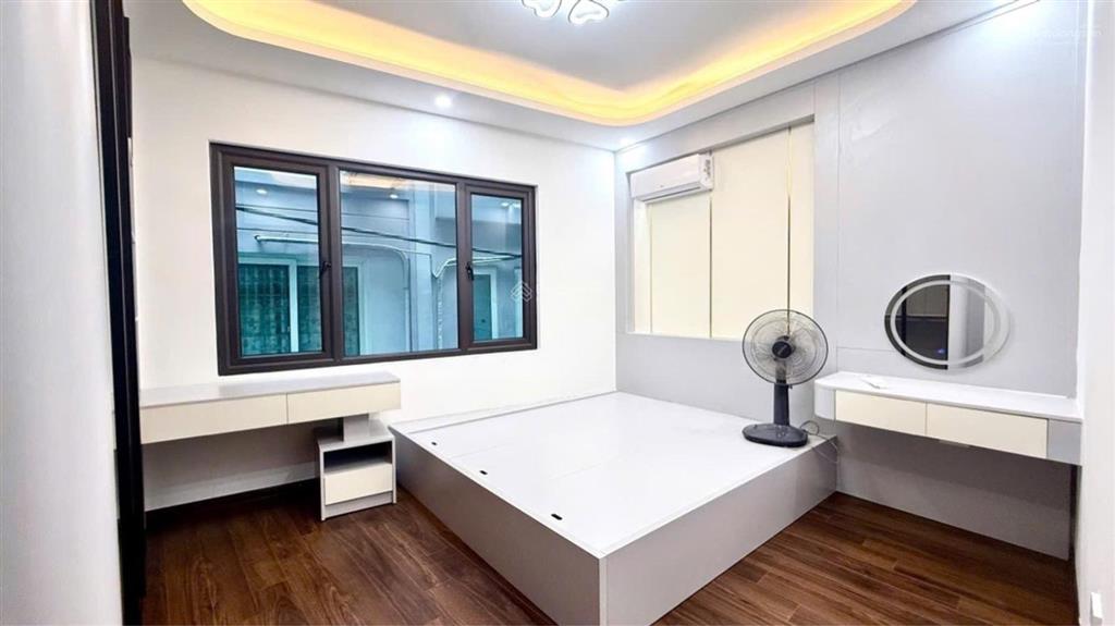 Nhà đẹp xuân đỉnh full đồ ở ngay
nhà dân xây chắc chắn, sẵn chờ thang máy.