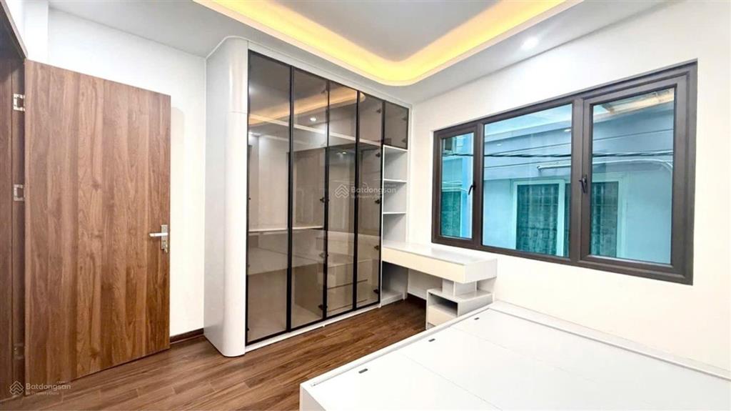 Nhà đẹp xuân đỉnh full đồ ở ngay
nhà dân xây chắc chắn, sẵn chờ thang máy.