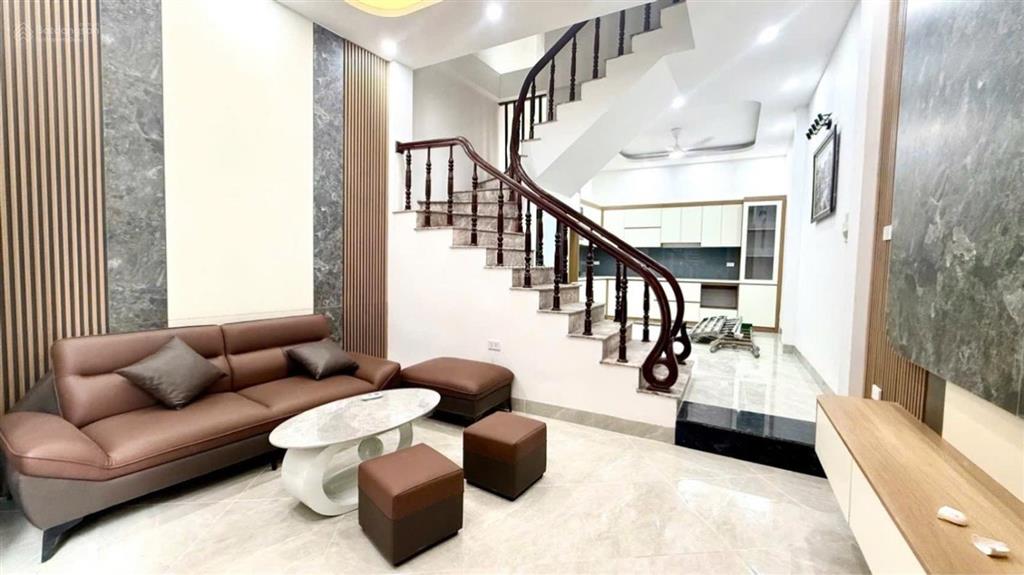 Nhà đẹp xuân đỉnh full đồ ở ngay
nhà dân xây chắc chắn, sẵn chờ thang máy.