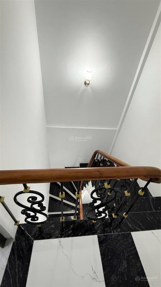 5 phút ra phố  nhà mới ở ngay. nhà sau 1 nhà mặt đường thụy phương, gần lớn nhưng cực kỳ yên tĩnh