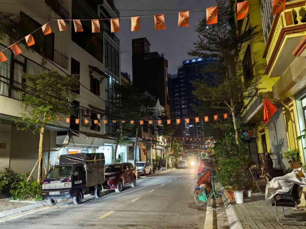 Nhà bán hàng xóm ciputra trung tâm phú thượng, gần ô tô tránh