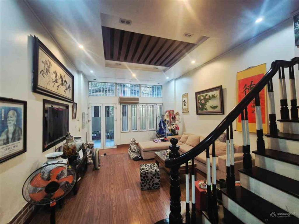 Ô tô lùi cửa đường nhựa khu vip toàn đại gia vài bước ra hồ tây