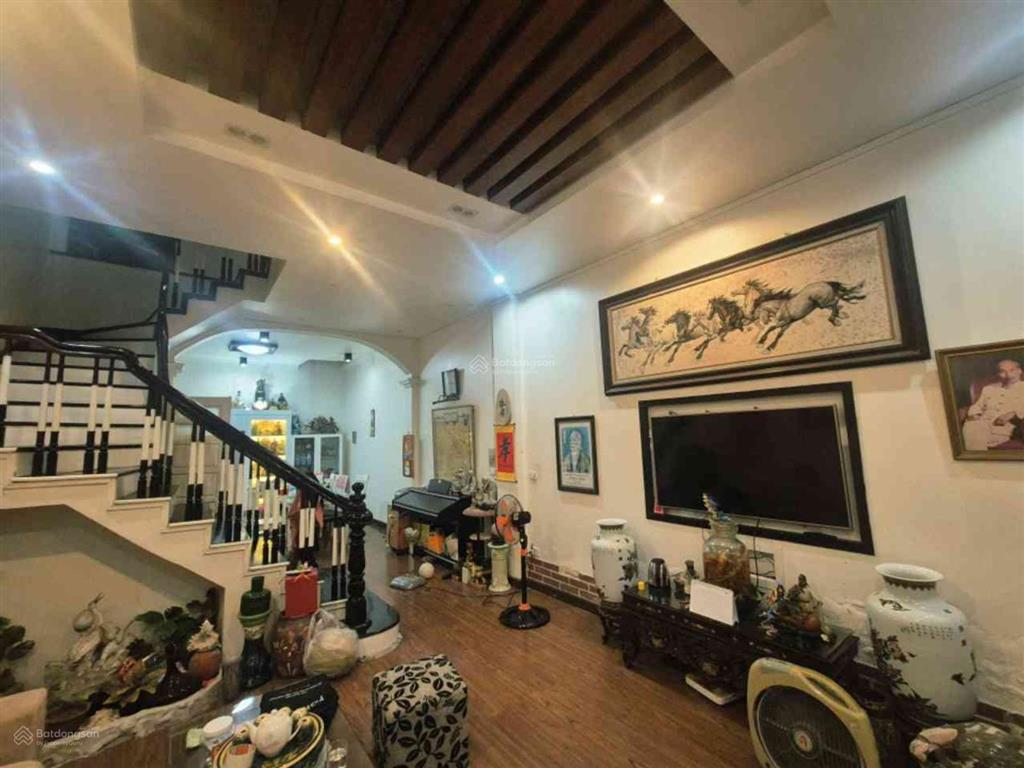 Ô tô lùi cửa đường nhựa khu vip toàn đại gia vài bước ra hồ tây