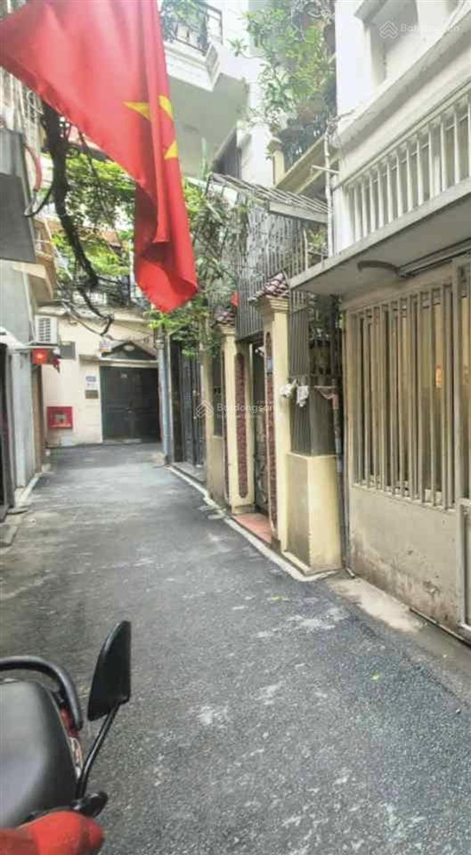 Ô tô lùi cửa đường nhựa khu vip toàn đại gia vài bước ra hồ tây