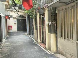 Ô tô lùi cửa đường nhựa khu vip toàn đại gia vài bước ra hồ tây