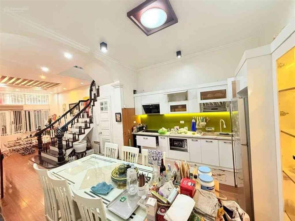 Ô tô lùi cửa đường nhựa khu vip toàn đại gia vài bước ra hồ tây