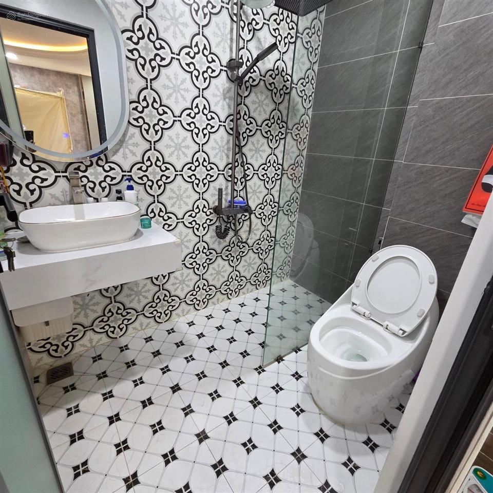 Phạm văn bạch  hẻm thông gần mặt tiền  52m2  3 tầng mới đẹp btct  nội thất đầy đủ, vào ở ngay