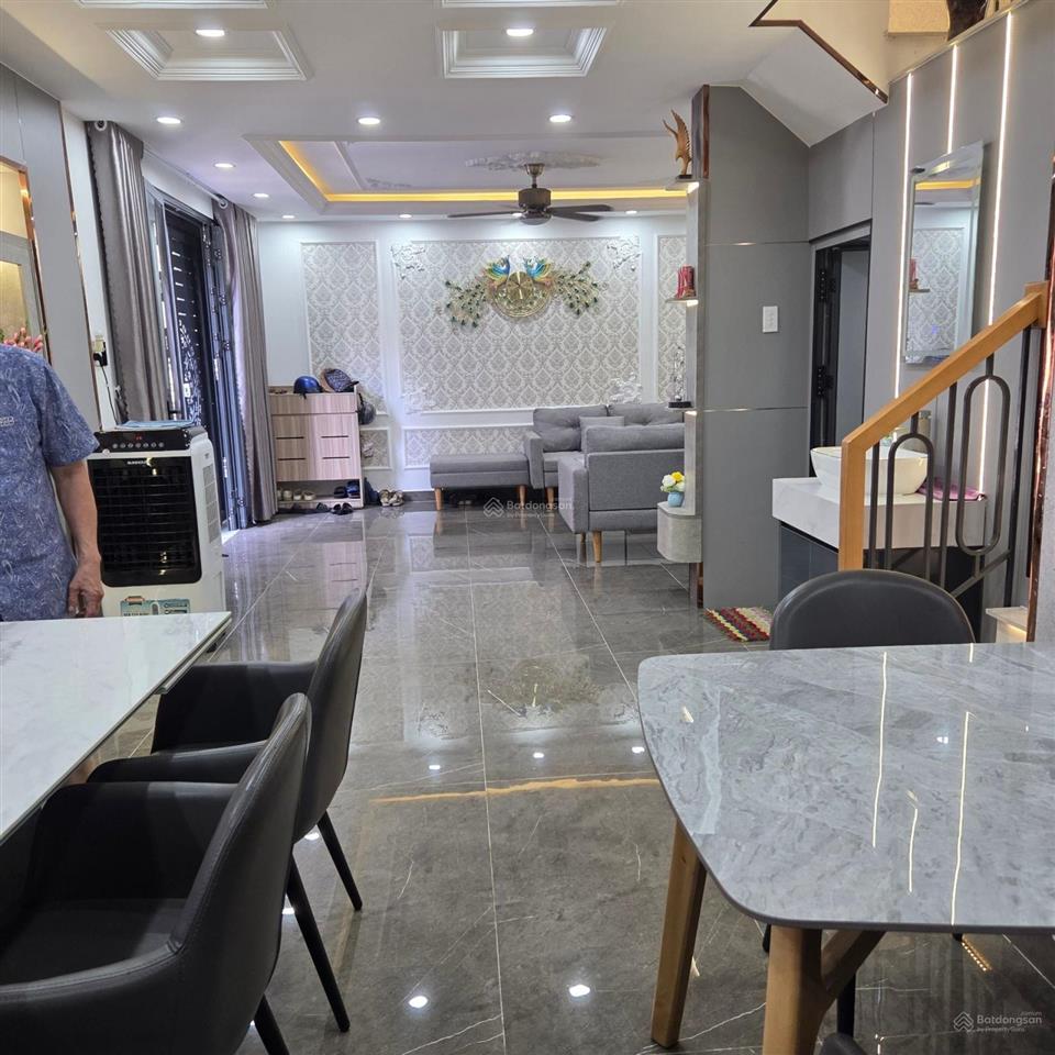 Phạm văn bạch  hẻm thông gần mặt tiền  52m2  3 tầng mới đẹp btct  nội thất đầy đủ, vào ở ngay
