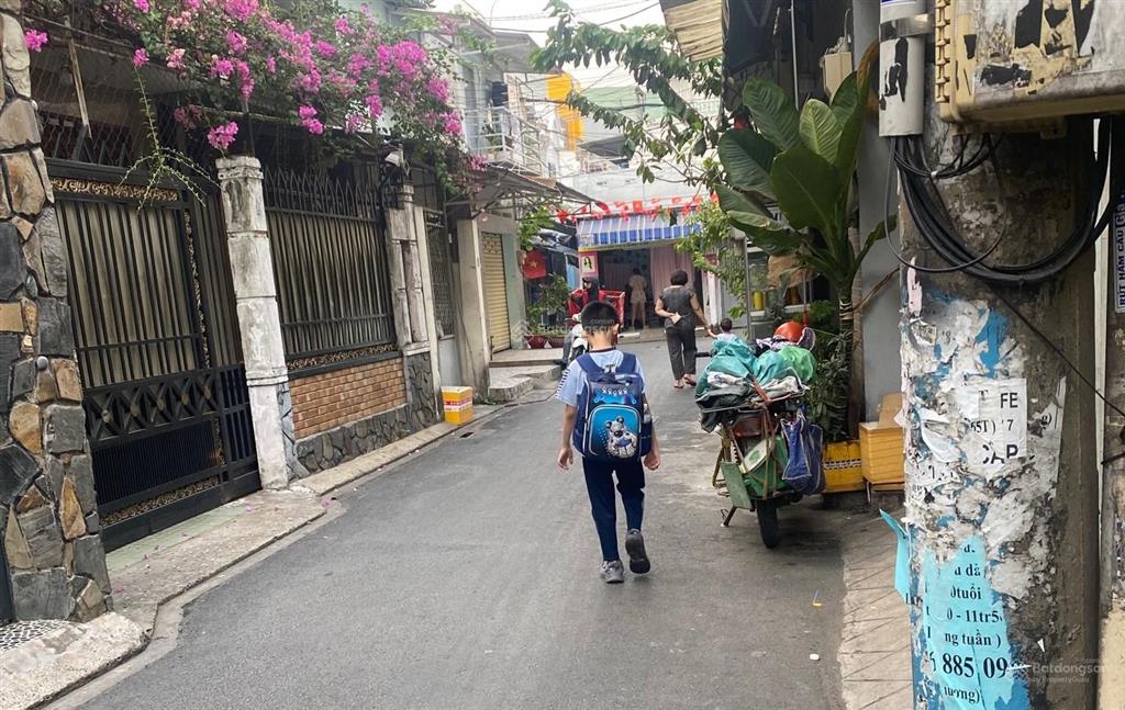 Nhà cấp 4, dtcn 139m2, ngang 4.5 nở hậu 5.5 dài 35m, đang cho thuê 6 phòng, dòng tiền 15tr/th