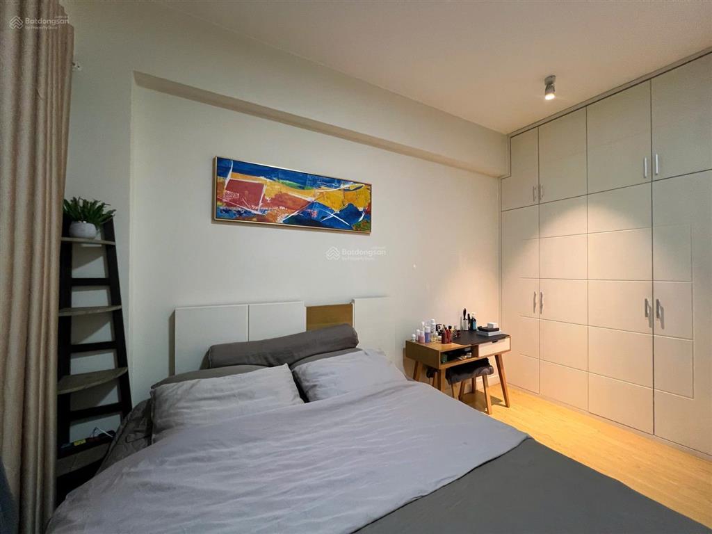 Giá tốt cho thuê 1 phòng ngủ, 18 triệu bao phí quản lý, đang trống 0912 215 ***