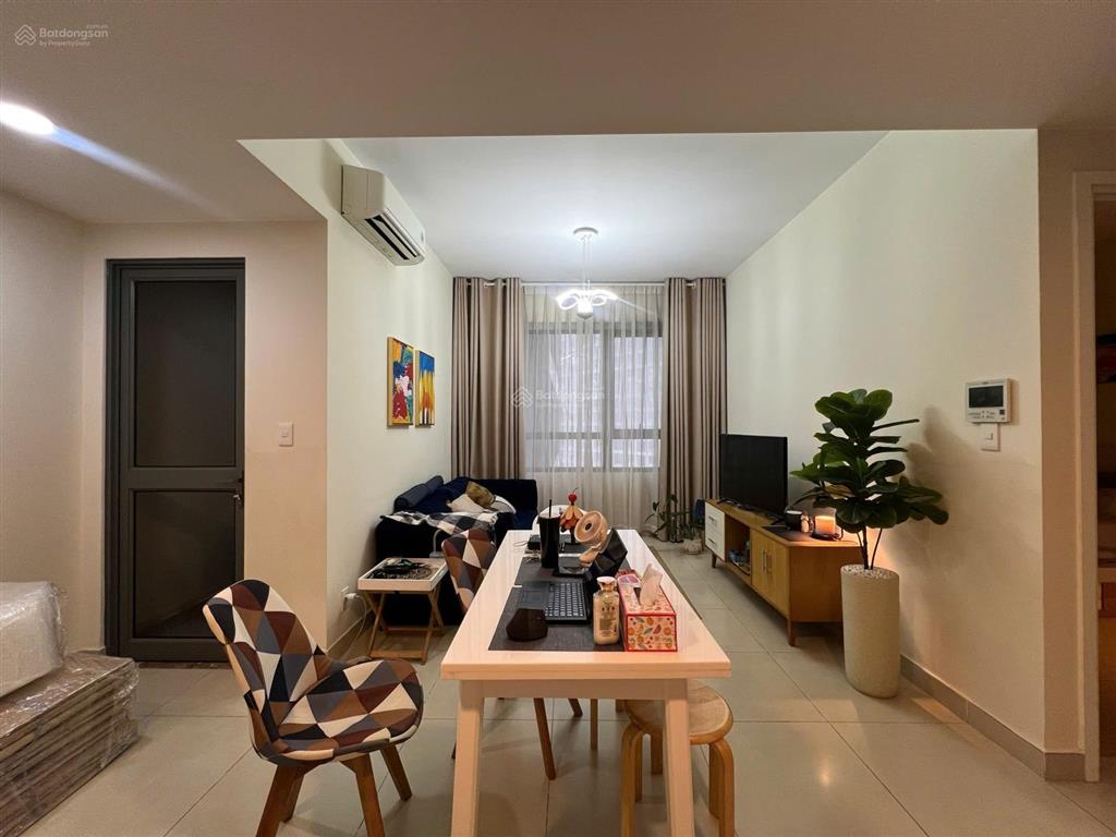Giá tốt cho thuê 1 phòng ngủ, 18 triệu bao phí quản lý, đang trống 0912 215 ***